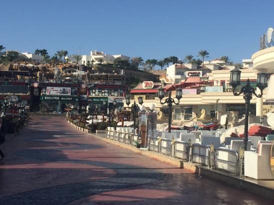 La Strada Shopping Center